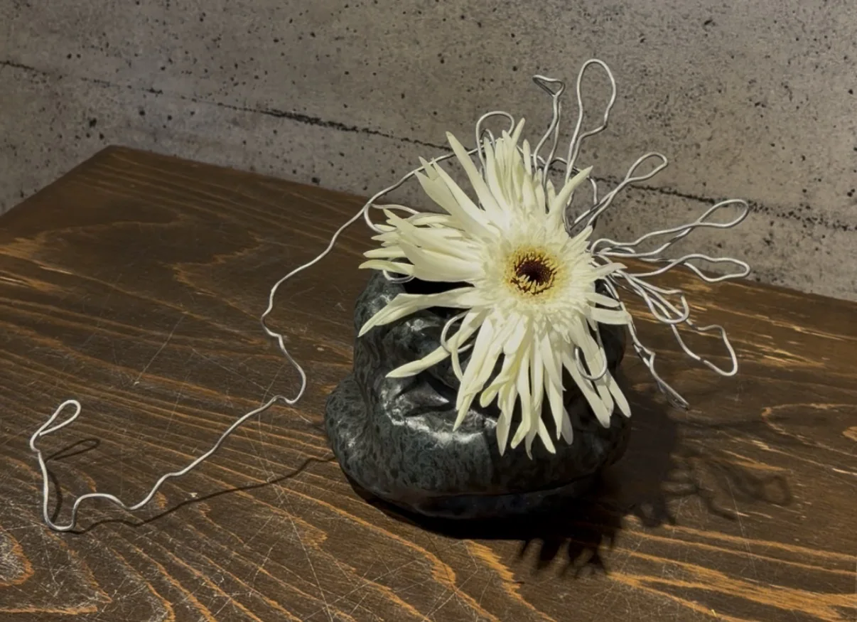 花とハリガネを組み合わせたいけばな